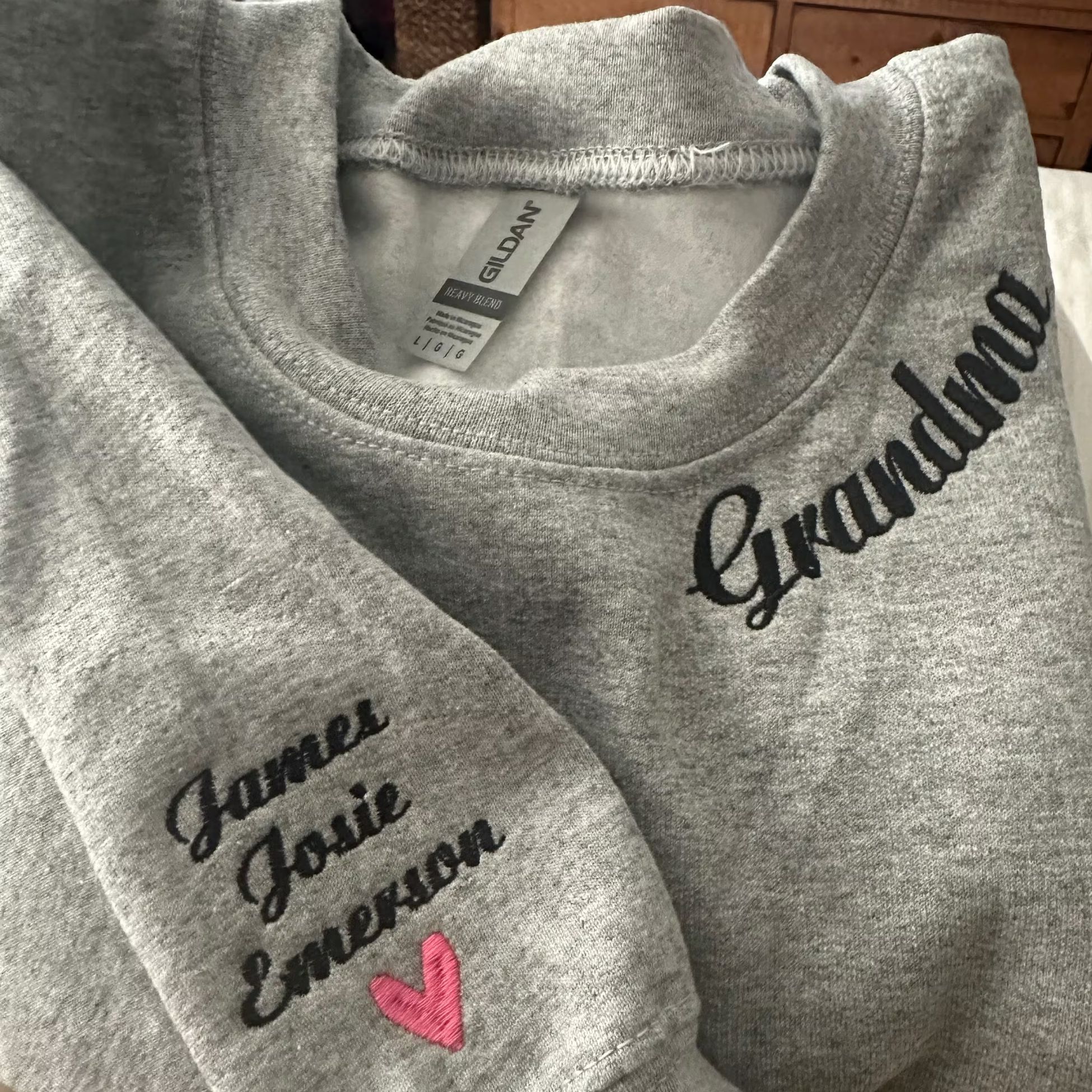 I Wear My Heart On My Sleeve Sweatshirt, Mama Embroidered Sweatshirt, Custom Momma Sweatshirt Hoodie With Kids Names em4