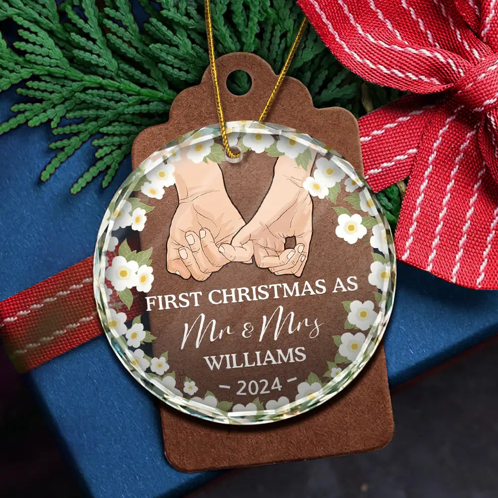 Holding Hands Husband And Wife First Christmas - Personalized Circle Glass Ornament ORNA1210