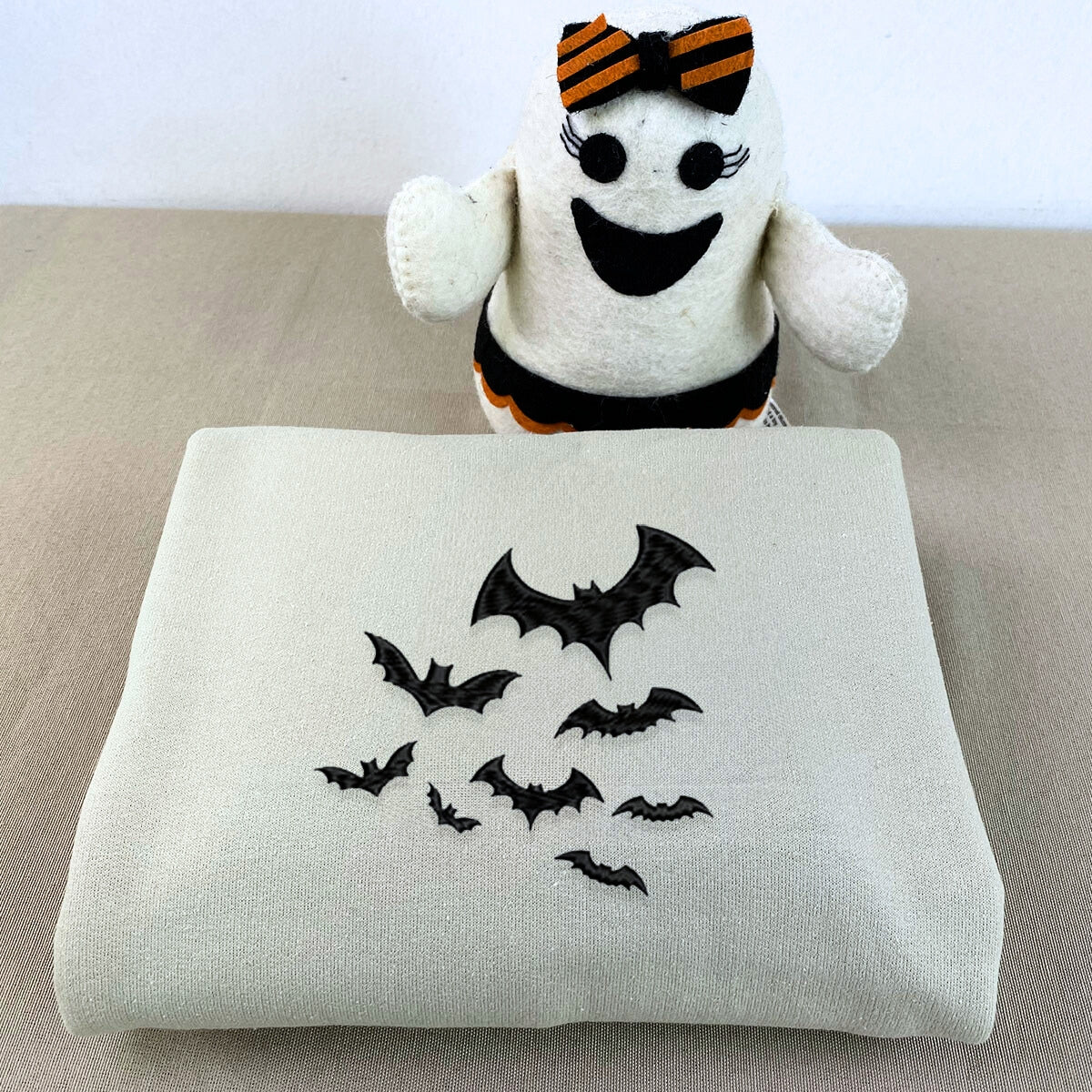 Bats Halloween Crewneck Sweatshirt, Embroidered Bats on Sleeve Hoodie for Men Women EMHA2608