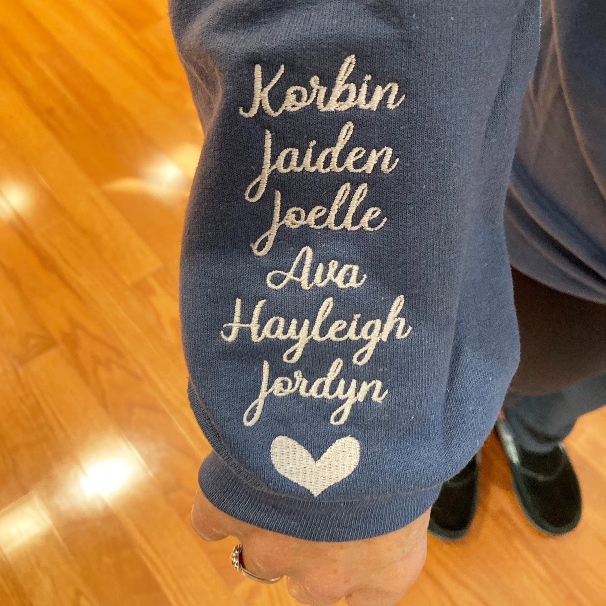 Mama Sweatshirt Embroidered, Custom Mama Crewneck With Kids Names, Heart On Sleeve em4