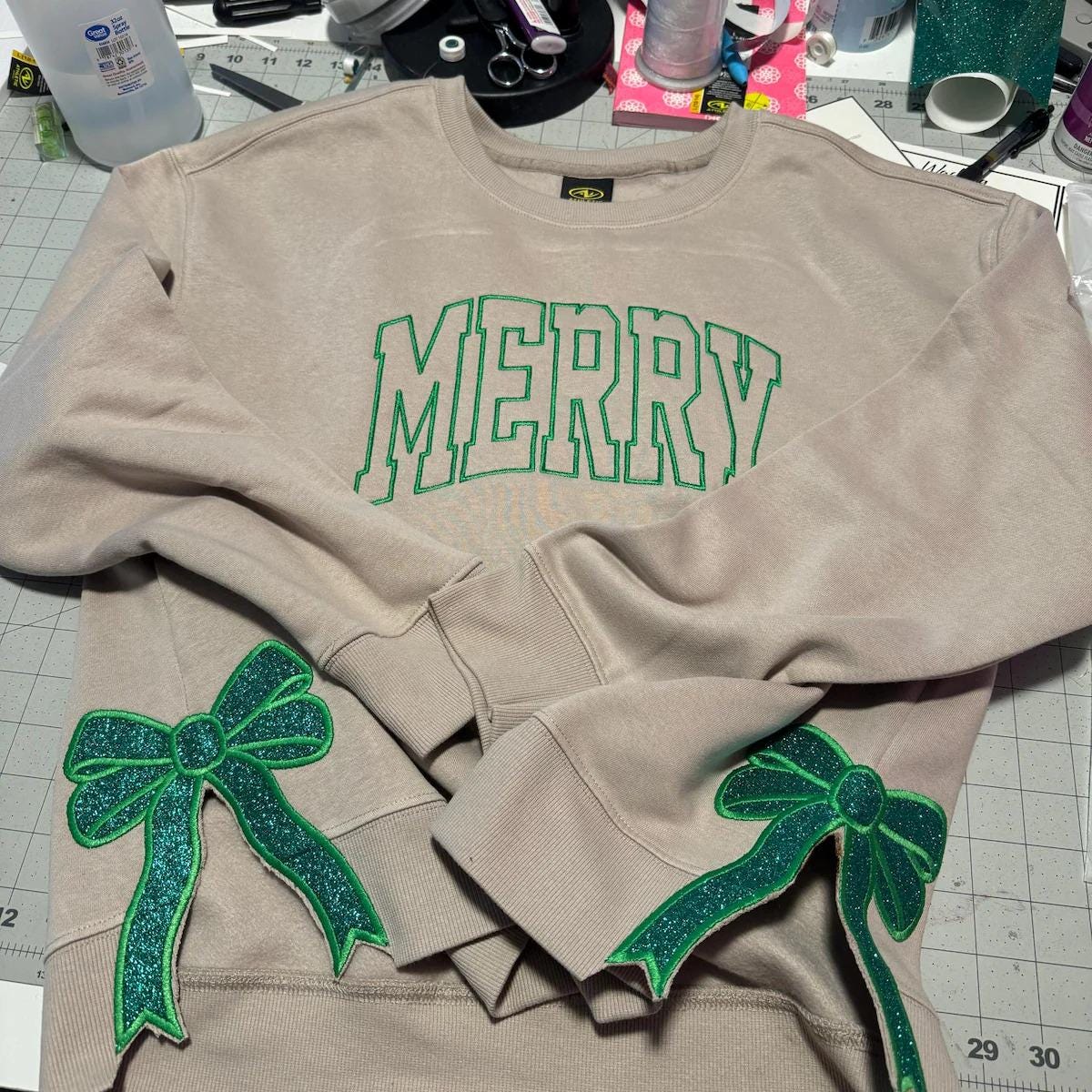 Christmas Applique Bow Sweatshirt, Cute Christmas Sweatshirt, Coquette Bow, Girly Sweatshirt, Embroidered Side Slit Bow Sweatshirt ESIBOW