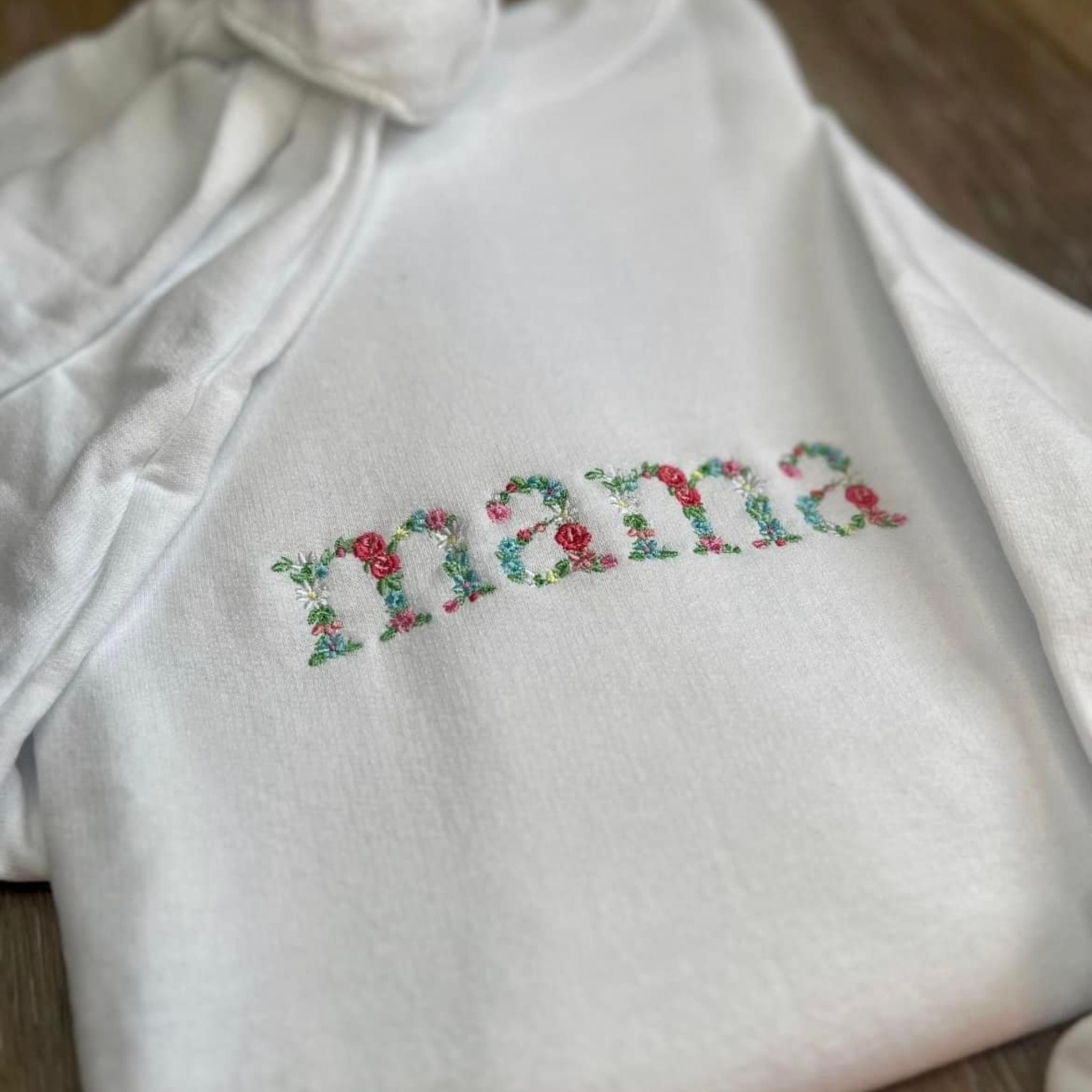 Custom Mama Sweatshirt, Embroidery Crewneck Flower Letter, Mom Gifts EM1