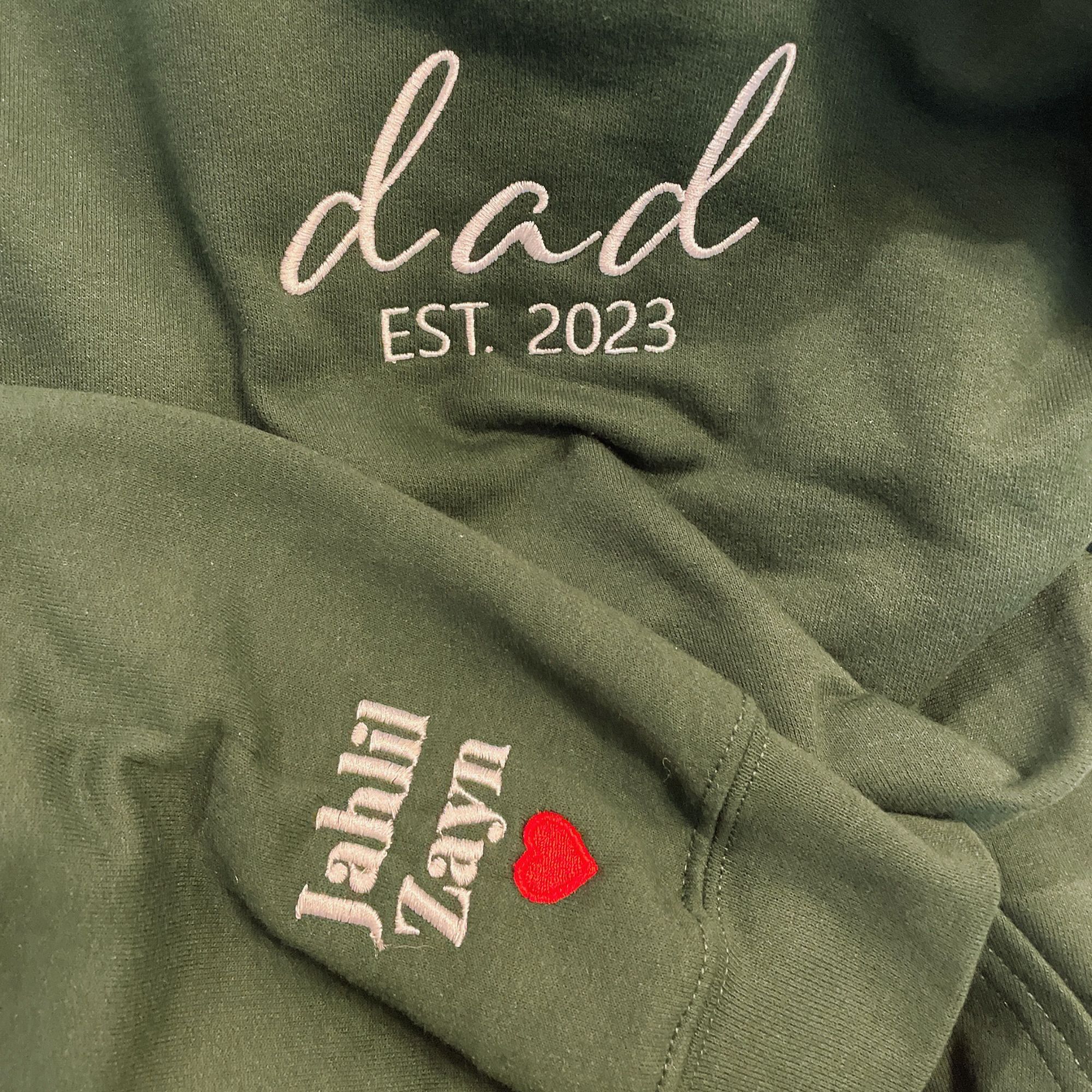 Best Sweatshirt for Dad, Personalized Hoodie with Kid Name on Sleeve, Dad Est Embroidered Crewneck em3