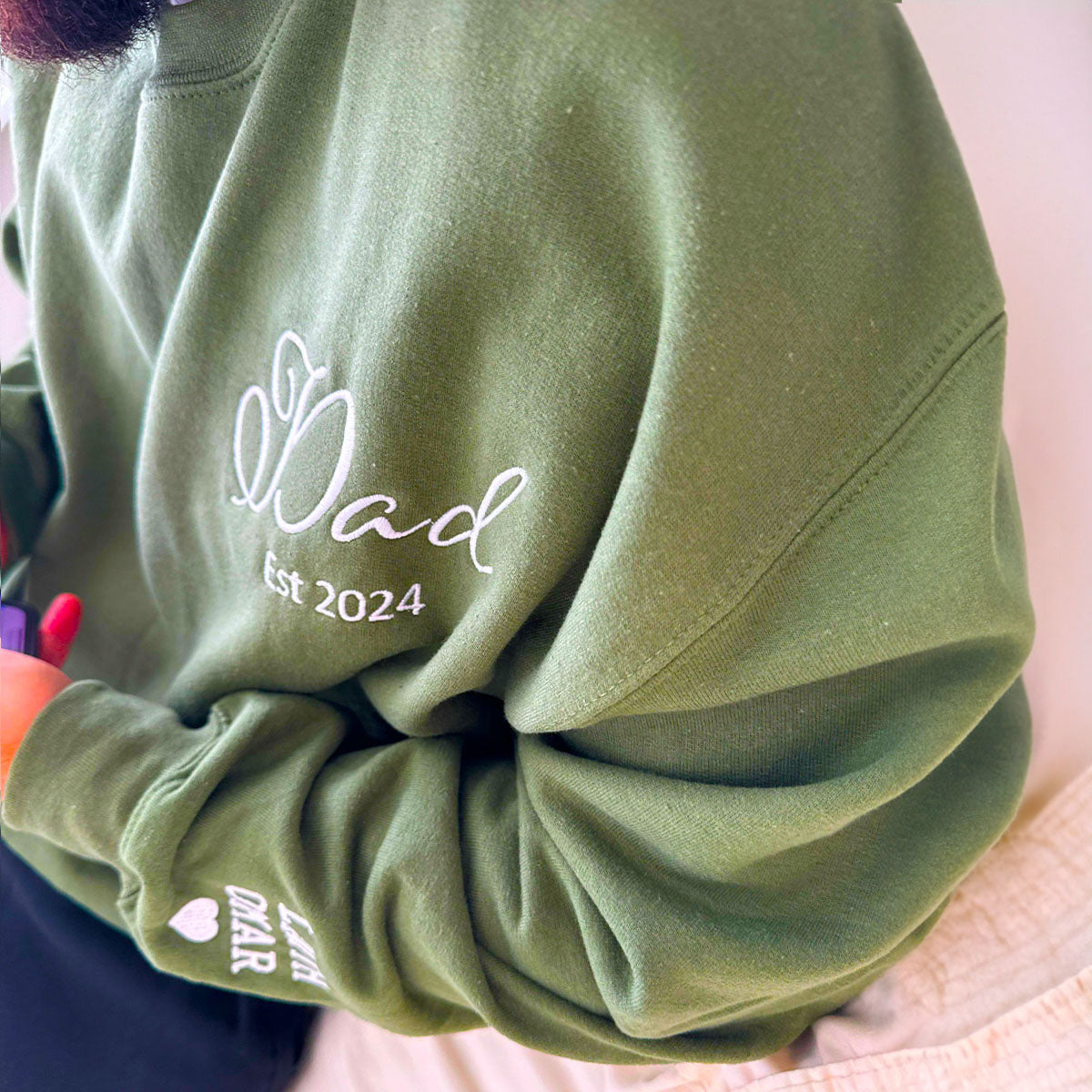 Dad Sweatshirt, Daddy Est 2024 Crewneck Embroidered, Custom Dad Sweater with Kid Name, Unique Gift for Father's Day em4