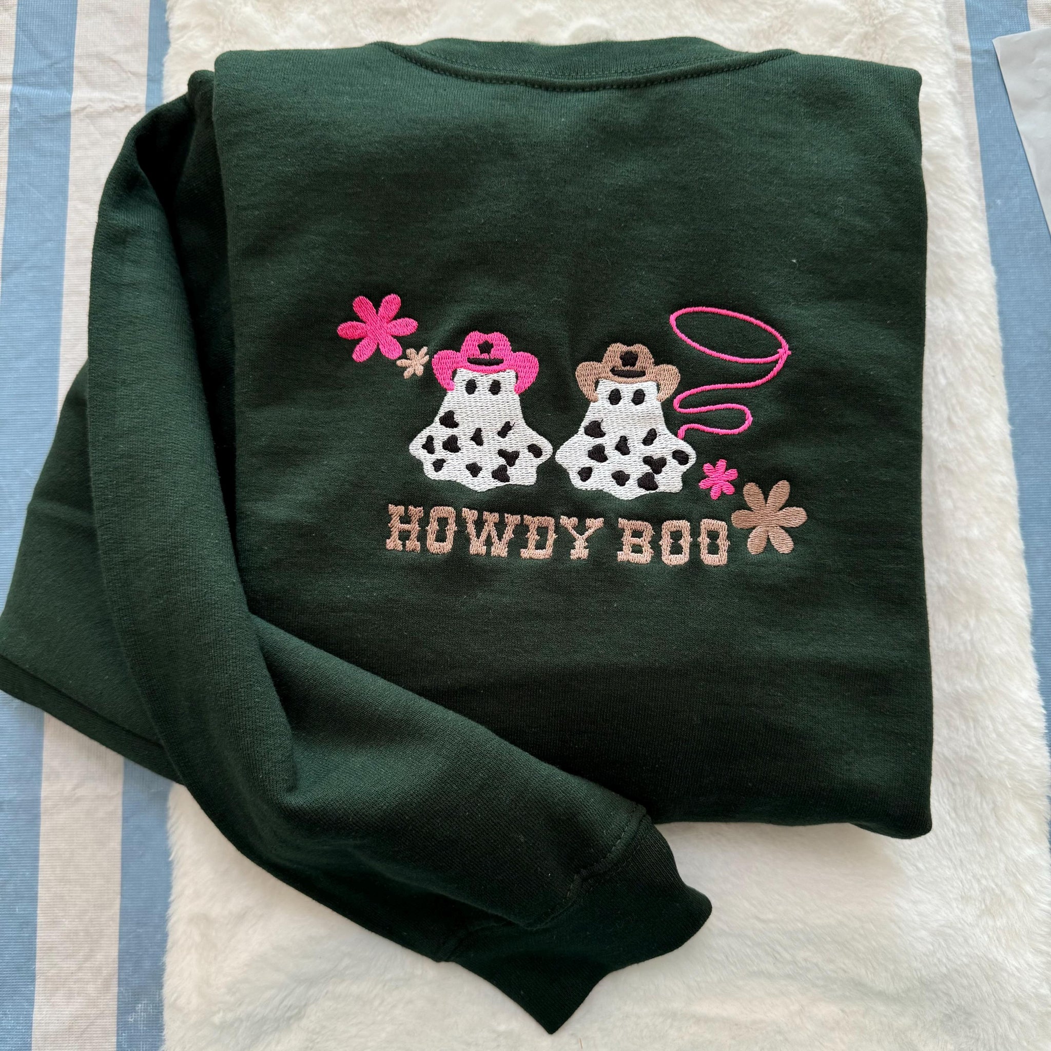 Howdy Boo Halloween Embroidered Sweatshirt - Trendy crewneck - Fall Fashion - Made to Order -Gifts for Her - Custom Made- Halloween clothing  EM1809S