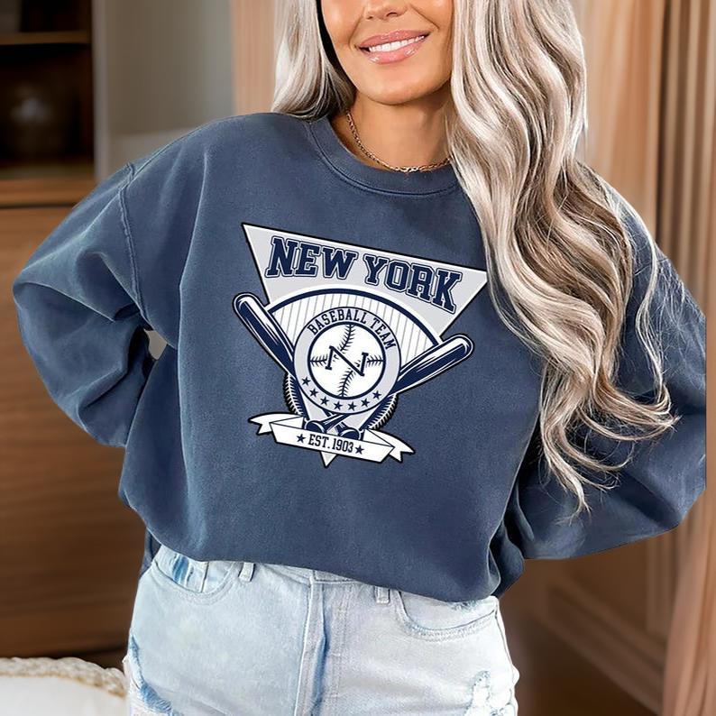 Vintage New York Yankees Sweatshirt, Perfect for Game Day! Cozy New York Yankees shirt, Essential Fan Gear! Chic New York Yankees Hoodie SP24