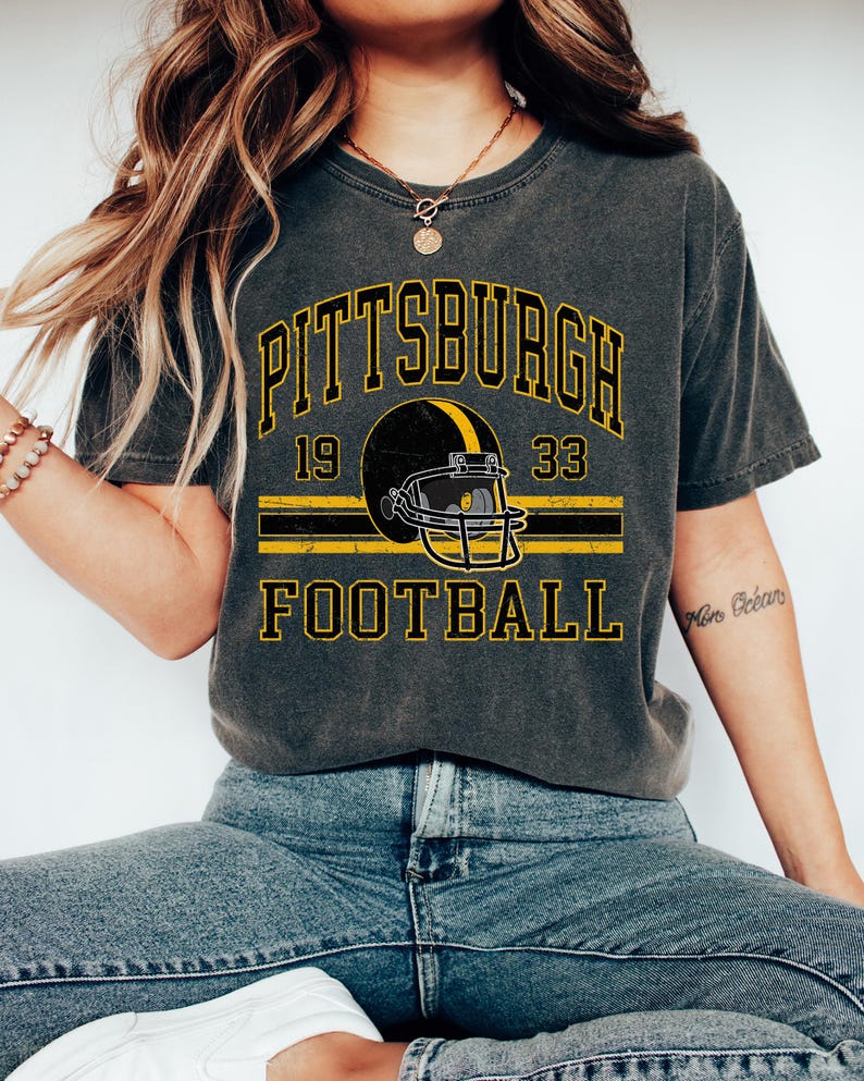 Pittsburgh Football Men's Shirt, Pittsburgh Women's Gift, Pittsburgh T-Shirt For Her, Retro Pittsburgh Football Tee, Vintage Football Gifts , TQ1