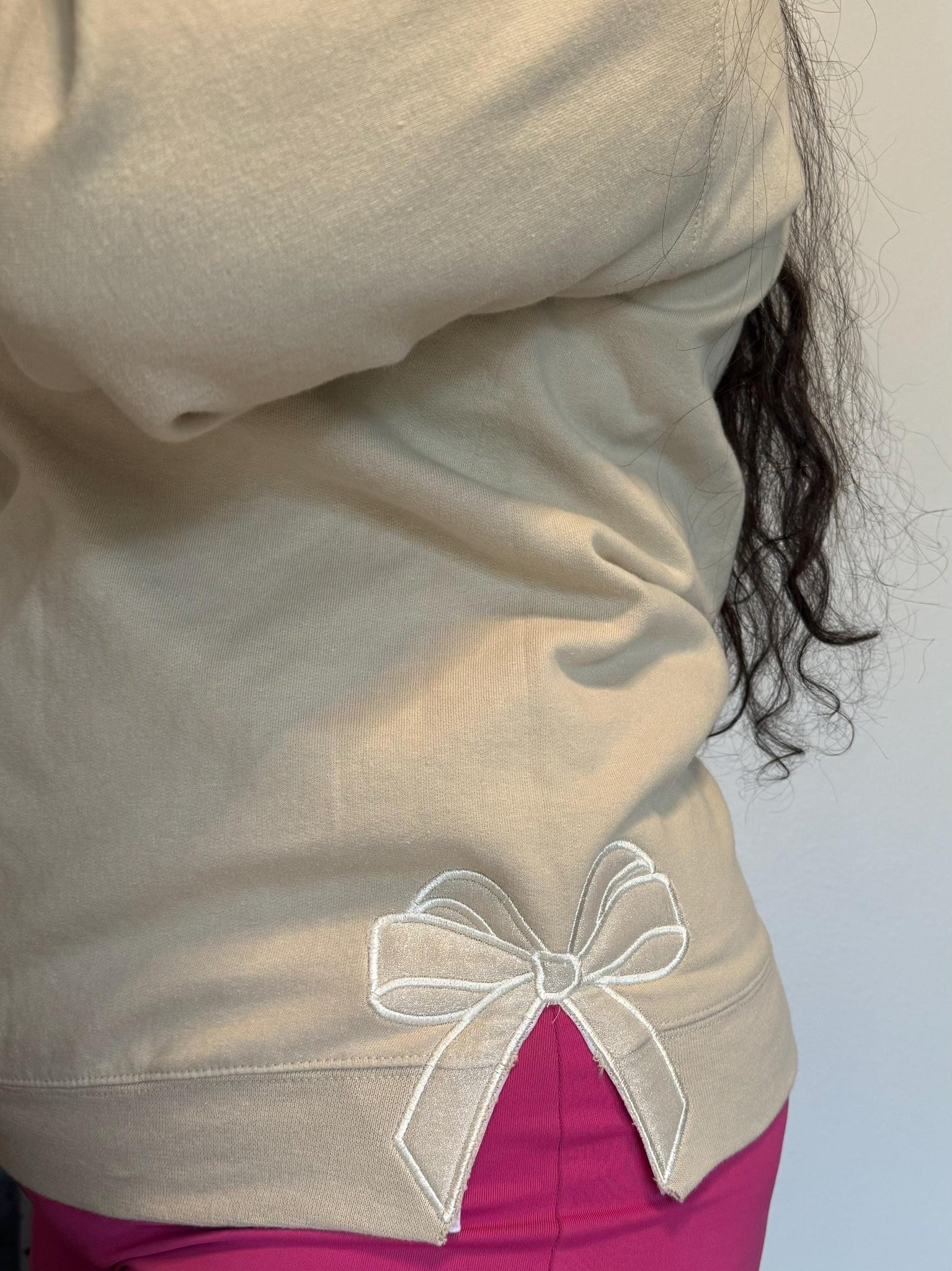 Long sleeve customized embroidered crewneck sweatshirt with monogram and bows on sides ESIBOW