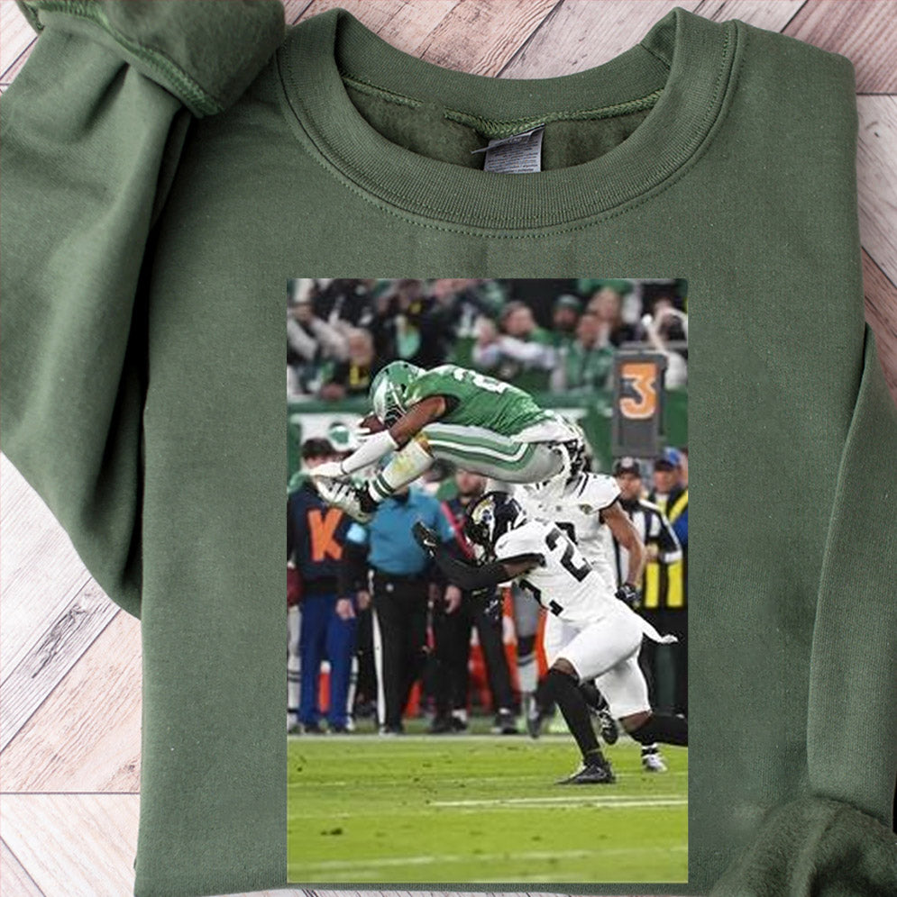 Saquon Barkley no-look Hurdle shirt, Saquon Barkley Jump Hurdle Backwards Philadephia Football, Iconic Moment, Kelly Green Crewneck Sweatshirt