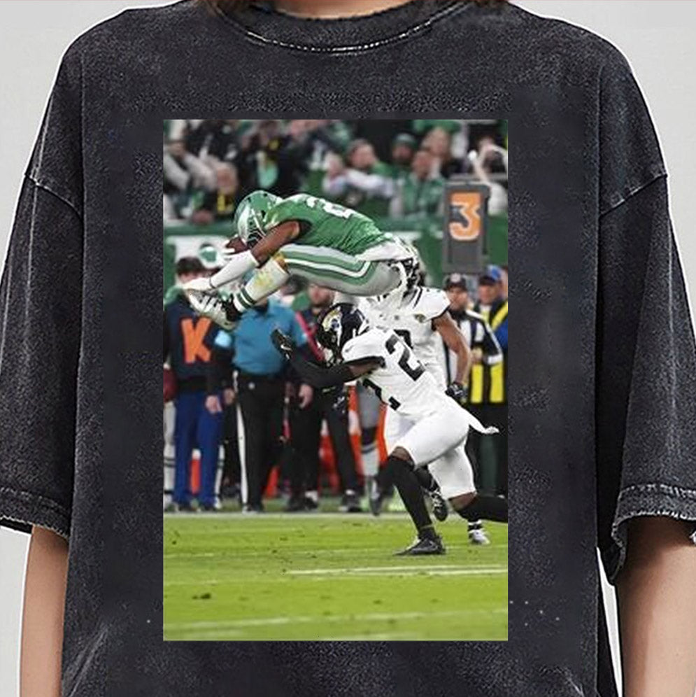 Saquon Barkley no-look Hurdle shirt, Saquon Barkley Jump Hurdle Backwards Philadephia Football, Iconic Moment, Kelly Green Crewneck Sweatshirt