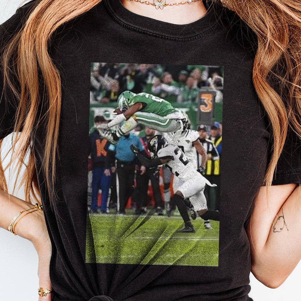 Saquon Barkley no-look Hurdle shirt, Saquon Barkley Jump Hurdle Backwards Philadephia Football, Iconic Moment, Kelly Green Crewneck Sweatshirt