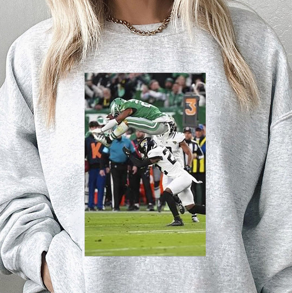 Saquon Barkley no-look Hurdle shirt, Saquon Barkley Jump Hurdle Backwards Philadephia Football, Iconic Moment, Kelly Green Crewneck Sweatshirt