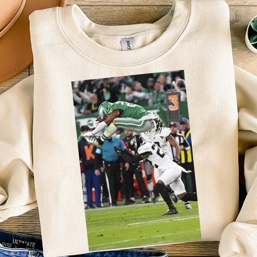 Saquon Barkley no-look Hurdle shirt, Saquon Barkley Jump Hurdle Backwards Philadephia Football, Iconic Moment, Kelly Green Crewneck Sweatshirt