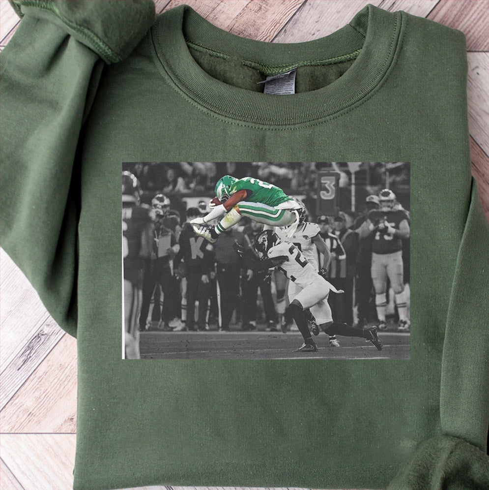 Saquon Barkley no-look Hurdle shirt, Saquon Barkley Jump Hurdle Backwards Philadephia Football V2, Iconic Moment, Kelly Green Crewneck Sweatshirt