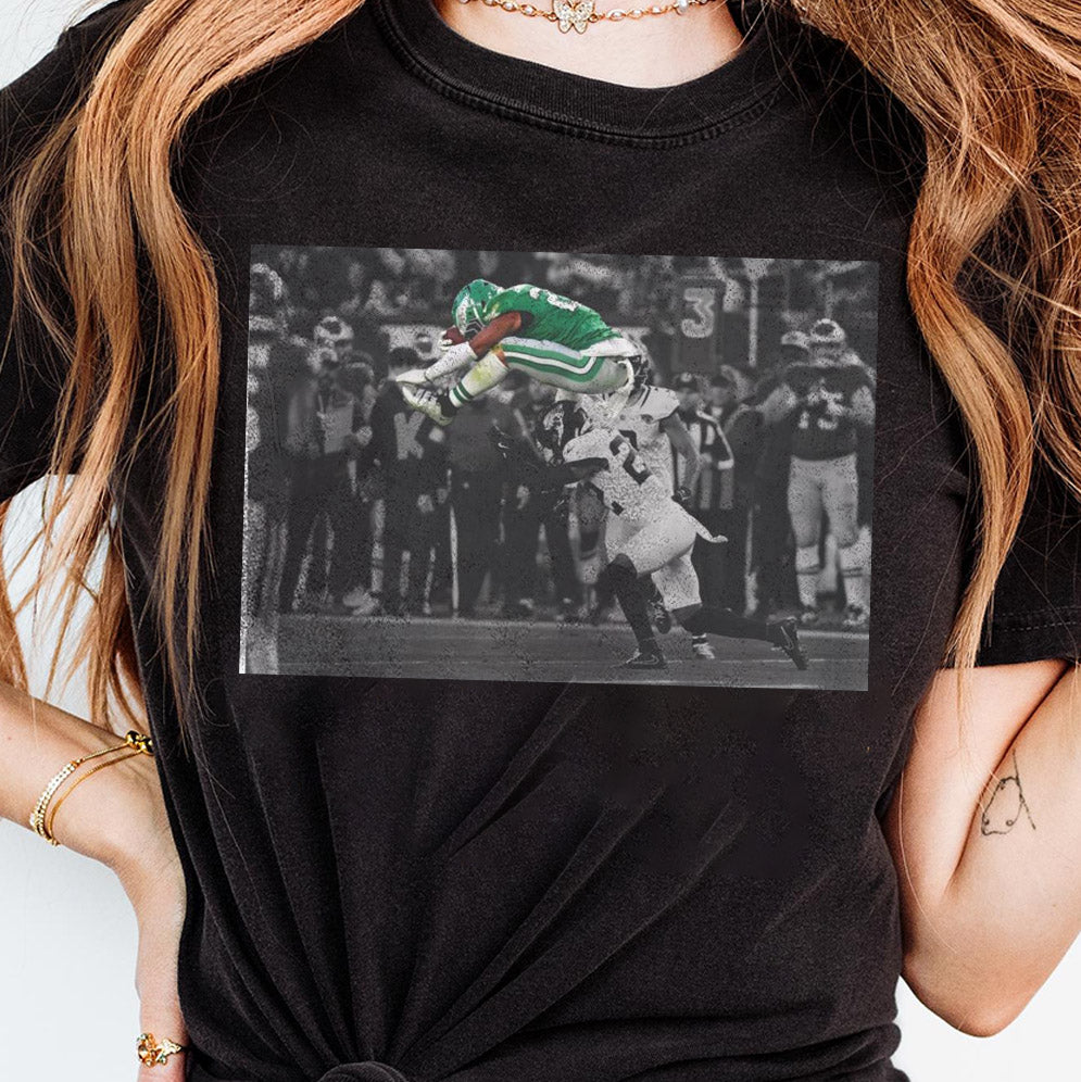 Saquon Barkley no-look Hurdle shirt, Saquon Barkley Jump Hurdle Backwards Philadephia Football V2, Iconic Moment, Kelly Green Crewneck Sweatshirt