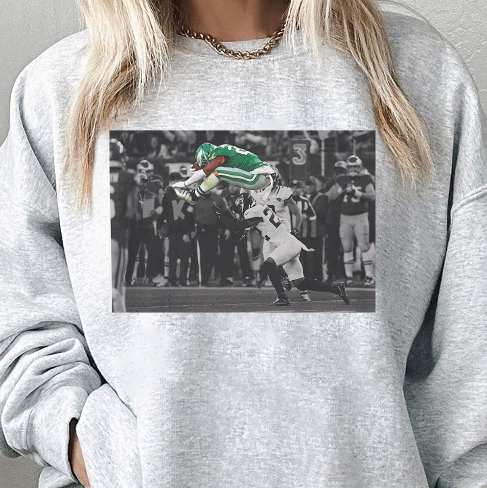 Saquon Barkley no-look Hurdle shirt, Saquon Barkley Jump Hurdle Backwards Philadephia Football V2, Iconic Moment, Kelly Green Crewneck Sweatshirt