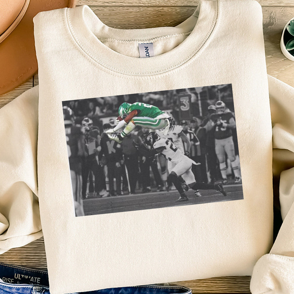 Saquon Barkley no-look Hurdle shirt, Saquon Barkley Jump Hurdle Backwards Philadephia Football V2, Iconic Moment, Kelly Green Crewneck Sweatshirt